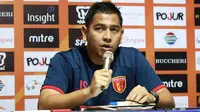 Jan Saragih, pelatih Perseru Badak Lampung FC. (Bola.com/Aditya Wany)