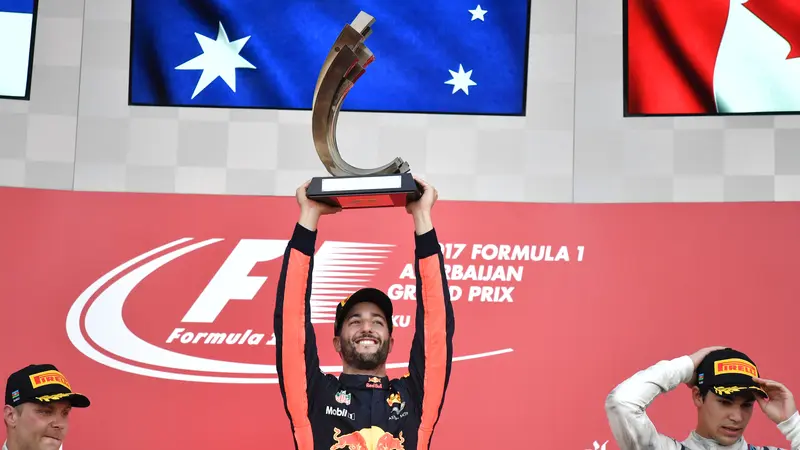 Pembalap Red Bull, Daniel Ricciardo (tengah), merayakan kemenangan pada lanjutan seri F1 di GP Azerbaijan, Minggu (25/6/2017). Valtteri Bottas (kiri) dan Lance Stroll melengkapi podium. 