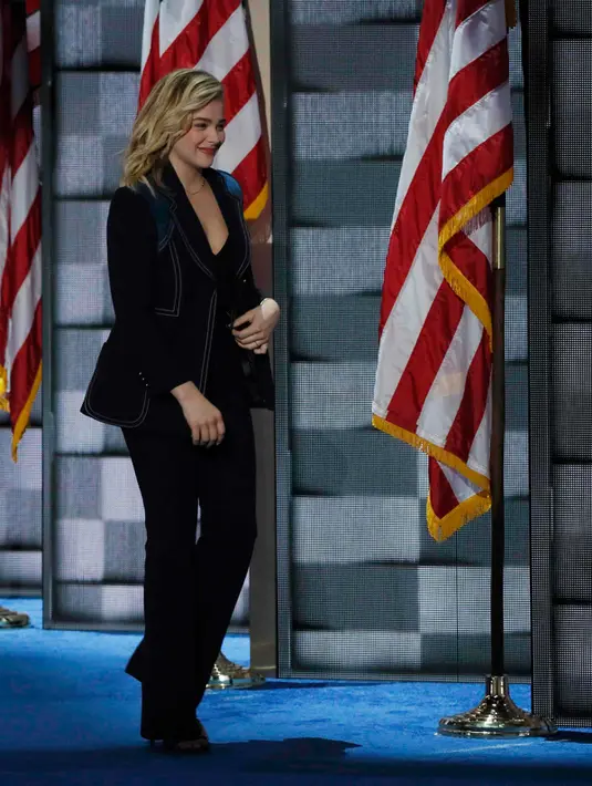 Aktris Chloe Moretz Moretz berjalan usai memberikan pidato di Konvensi Nasional Partai Demokrat di Wells Fargo Center, Philadelphia, Pennsylvania, AS (28/7). (REUTERS/Mike Segar)