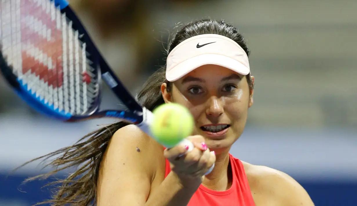 Oceane Dodin dari Prancis mengembalikan bola petenis AS Venus Williams saat bertanding pada turnamen tenis AS Terbuka 2017 di New York (30/8). (AP Photo/Kathy Willens)