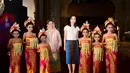 <p>Mereka juga foto bersama dengan para penari Tarian Penyambutan Panyembrama. [Foto: Biro Pers Istana Negara]</p>