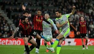 Gelandang Manchester City, Bernardo Silva, mendapatkan adangan dari sejumlah pemain Bournemouth pada lanjutan Liga Inggris 2025/2026 di Vitality Stadium, Rabu (20/5/2026) malam WIB. (Glyn KIRK / AFP)