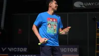 Pebulu tangkis ganda putra Indonesia Fajar Alfian berlatih di arena Quay Center, Sydney, Senin (31/7/2023), menjelang pertandingan Australia Open 2023 yang berlangsung 1 sampai 6 Agustus. (foto: PBSI)