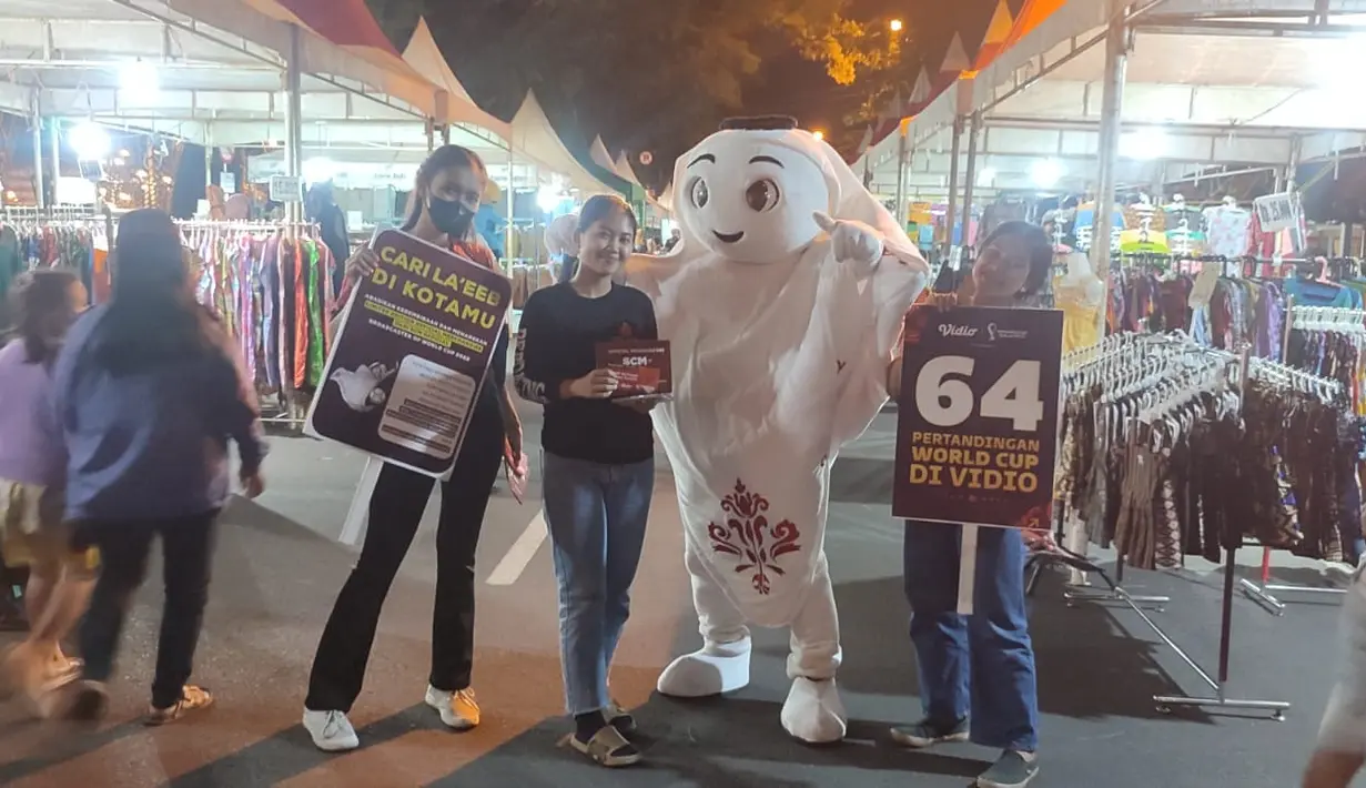 Maskot Piala Dunia 2022, La'eeb berfoto bersama warga saat mengunjungi Night Market Sriwedari, Kota Solo, Sabtu (29/10/2022).  Sabtu malam, La'eeb menyapa masyarakat Solo di Night Market Sriwedari. Di sana tak kalah seru daripada tempat-tempat sebelumnya. (FOTO: Dok. SCM)