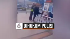 Dua pria dihukum memanjat pagar pembatas berulang kali oleh polisi di China. Keduanya diketahui kedapatan melanggar peraturan lalu lintas.