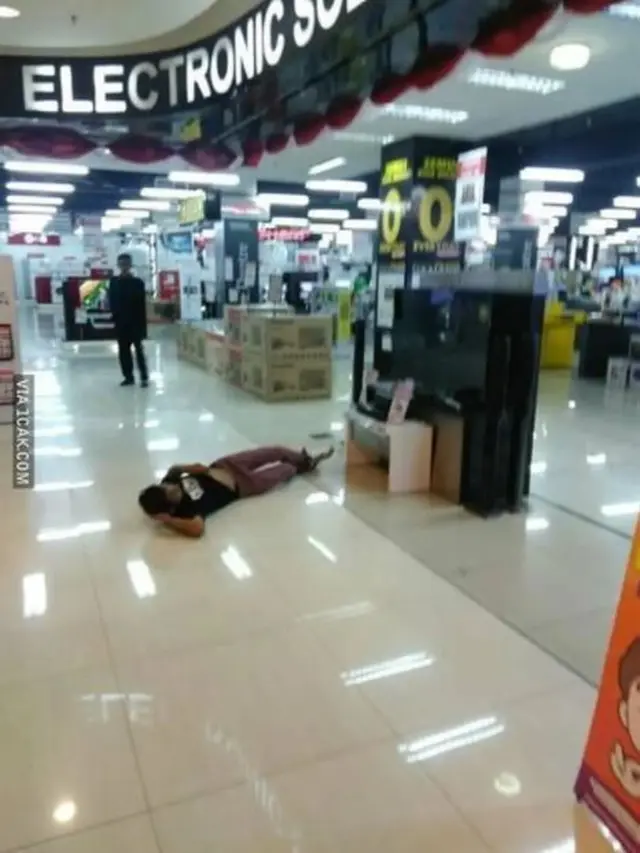 6 Tingkah Absurd Orang Rebahan di Tempat Tak Terduga, Netizen: Kok Bisa Ya?
