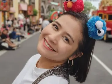 Prilly Latuconsina membagikan momen liburannya bareng teman di Universal Studios Singapore. Penampilan barunya dengan gaya rambut pendek pun langsung mencuri perhatian. Warganet memuji penampilan barunya itu. Mereka menyebut Prilly terlihat lebih dewasa, tapi masih tetap imut. (Liputan6.com/IG/@prillylatuconsina96)