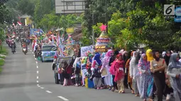 Sejumlah santri dari Pondok Pesantren Ashabul Kahfi mengenakan kostum serta membawa atribut saat mengikuti pawai Hari Santri Nasional 2017di Gunungpati, Semarang (22/10). (Liputan6.com/Gholib)