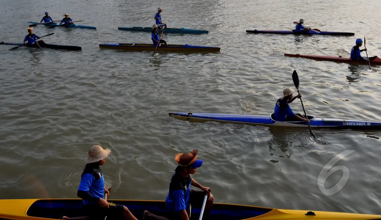 Sejumlah perahu melintasi Sungai Cisadane dalam rangka Festival Cisadane 2015, Banten, Sabtu (23/5/2015). Sebanyak 100 perahu nusantara menampilkan berbagai pernak-pernik budaya khas nusantara (Liputan6.com/Andrian M Tunay)