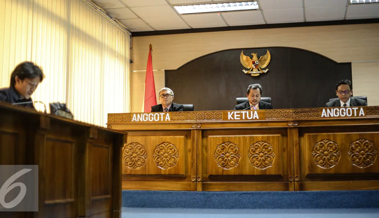 Pimpinan Sidang, Yhannu Setyawan (tengah) membacakan putusan di Komisi Informasi Publik, Jakarta, Rabu (29/7/2015). Sidang dengan agenda dokumen pemecatan Letjen Prabowo Subianto antara Pemohon KontraS dan termohon Mabes TNI. (Liputan6.com/Faizal Fanani)