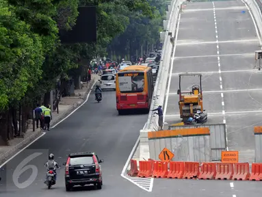 Pembangunan jalan layang (fly over) di Jalan Gatot Subroto, tepatnya di Perempatan Kuningan, Jakarta Selatan, mulai rampung, Jakarta, Minggu (27/12/2015). (Liputan6.com/Helmi Afandi) 