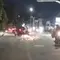 Tangkapan layar pengejaran mobil penjahat yang menyeret sepeda motor warga di Pekanbaru setelah ditembak polisi. (Liputan6.com/M Syukur)