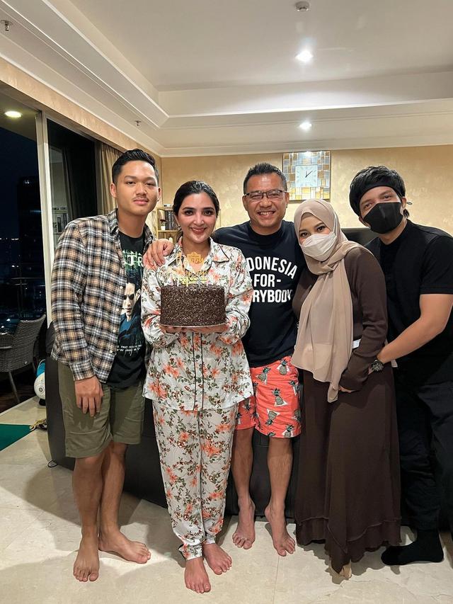 Potret 7 Selebriti Wanita dengan Anak Sambungnya, Kompak Banget