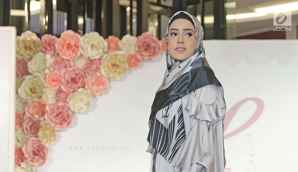 Model berjalan di atas catwalk saat launching hijab Lacelove by Laudya Cynthia Bella di kawasan Sudirman, Jakarta, Selasa (31/10). Bella memamerkan rancangannya sebanyak 22 hijab. (Liputan6.com/Herman Zakharia)