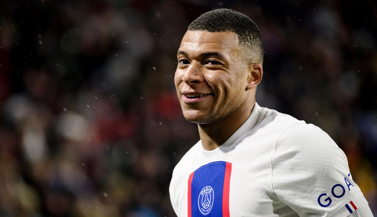 Pemain Paris Saint-Germain (PSG), Kylian Mbappe, saat melawan Stade Rennais FC pada laga Liga Prancis di Stadion Roazhon Park (15/1/2023). Kylian Mbappe menempati posisi teratas sebagai pemain muda paling berharga di dunia. Nilai harga bomber PSG berusia 24 tahun itu mencapai 180 juta pounds. (AFP/Loic Venance)