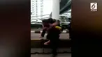 Aksi heroik seorang Polisi menyelamatkan driver ojol perempuan yang pingsan saat demo.