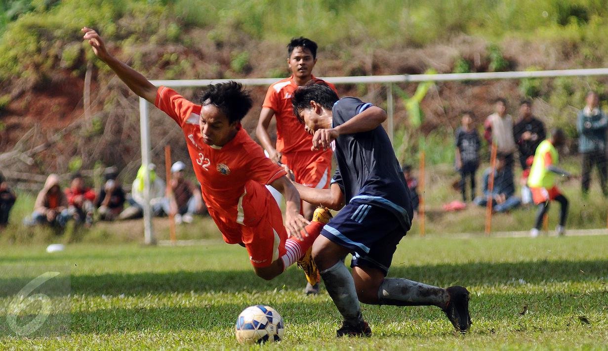 Pemain Persija melompat menghindari adangan tim Pra PON DKI Jakarta saat laga uji coba di NYTC Sawangan, Depok, Sabtu (27/2/2016). Laga ujicoba ini persiapan Persija menghadapi turnamen Piala Bhayangkara dan ISC 2016. (Liputan6.com/Helmi Fithriansyah)