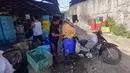 Aktivitas pekerja menyiapkan pendistribusian tahu di salah satu sentra produksi kawasan Pasir Putih, Kota Depok,  Jawa Barat, Senin (8/6/2026). (merdeka.com/Arie Basuki)