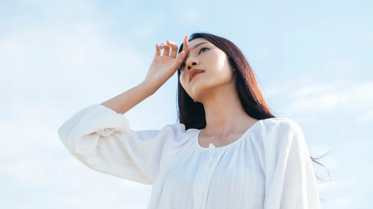 galau berpikir merenung memandang langit tidak bahagia