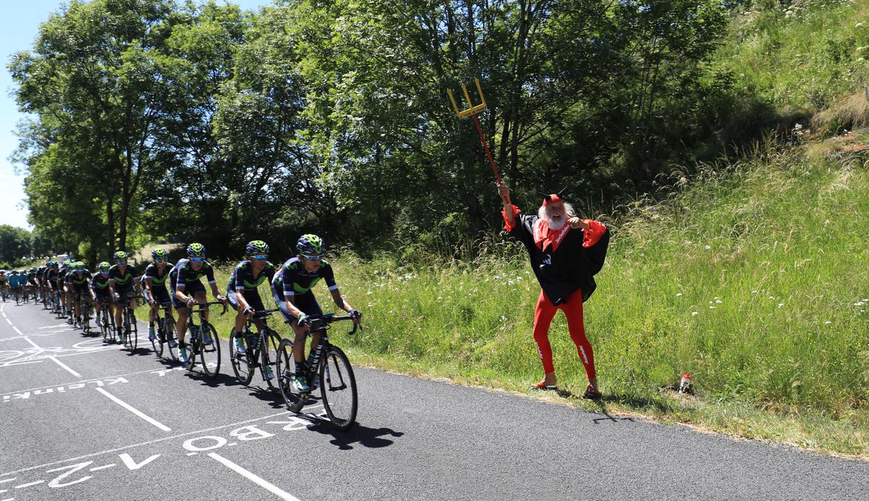 Penonton asal Jerman yang dikenal dengan sebutan El Diablo selalu hadir dalam perhelatan Tour de France. (AFP/Kenzo Tribouillard)