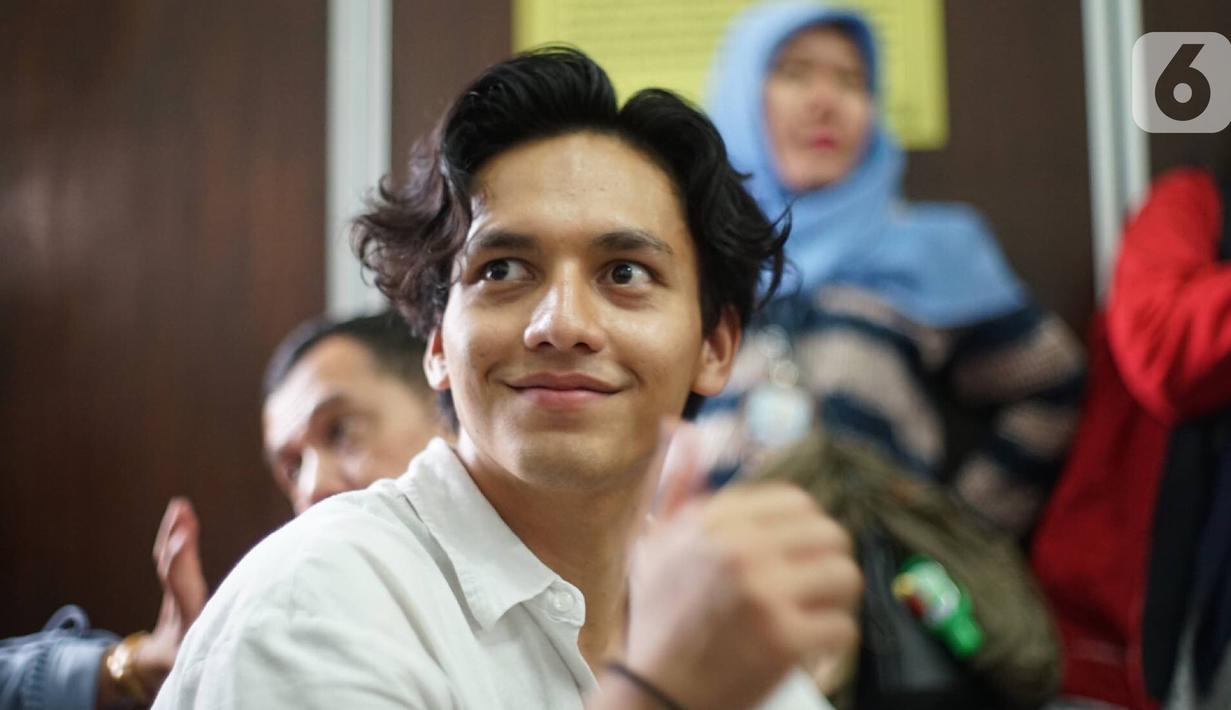 Aktor Jefri Nichol mengikuti sidang lanjutan dengan agenda pembacaan tuntutan di Pengadilan Negeri Jakarta Selatan, Senin (21/10/2019).  Dalam persidangan tersebut, Jefri Nichol dituntut jaksa 10 bulan penjara dikurangi masa penahanan. (Liputan6.com/Immanuel Antonius)