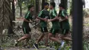 Pemain Timnas Indonesia U-23, T.M Ichsan dan Mahir Radja, berlari saat latihan fisik di Bukit Senayan, Jakarta, Rabu (6/3). Latihan ini merupakan persiapan jelang kualifikasi Piala AFC U-23. (Bola.com/Yoppy Renato)