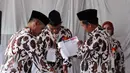 Petugas KPPS mengecek keabsahan surat suara Pilkada DKI Jakarta di TPS 027 Kebagusan, Jakarta, Rabu (15/2). Ahok-Djarot unggul dengan 254 suara sementara Anies-Sandi 207 serta AHY-Sylvi 85. (Liputan6.com/Helmi Fithriansyah)