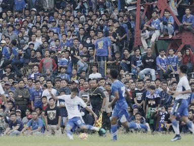 Suporter tumpah ruah hingga ke lapangan saat menyaksikan pertandingan antara Perserang Serang melawan Persib Bandung pada laga uji coba di Stadion Maulana Yusuf, Serang, Kamis (1/3/2018). Persib menang 6-0 atas Perserang. (Bola.com/M Iqbal Ichsan)