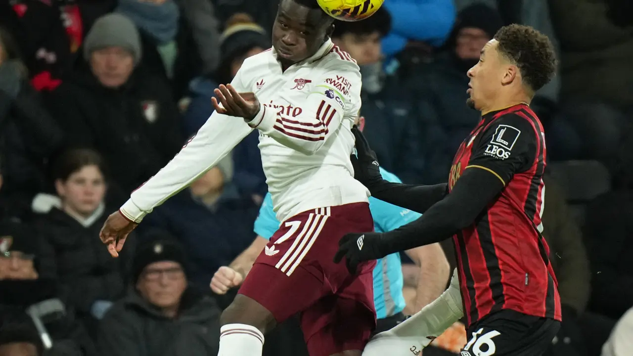 Aksi Bukayo Saka (kiri) di laga Bournemouth vs Arsenal di pekan ke-20 Liga Inggris 2025/2026 di Vitality Stadium, Minggu (04/01/2026) dini hari WIB.
