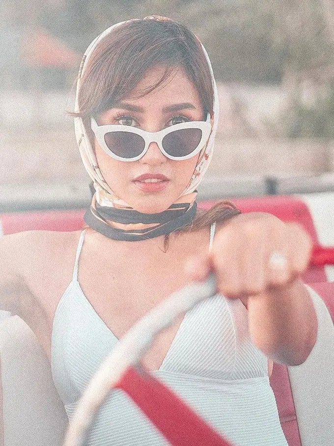 7 Pesona Louise Anastasya dengan Gaya Vintage Ala Selena Gomez