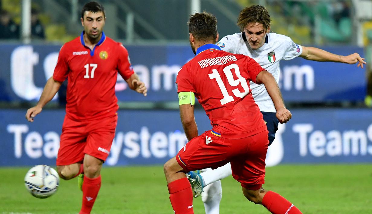 Gelandang Italia, Nicolo Zaniolo, berusaha membobol gawang Armenia pada laga Kualifikasi Piala Eropa 2020 di Stadion Renzo Barbera, Palermo, Senin (18/11). Italia menang 9-1 atas Armenia. (AFP/Andreas Solaro)