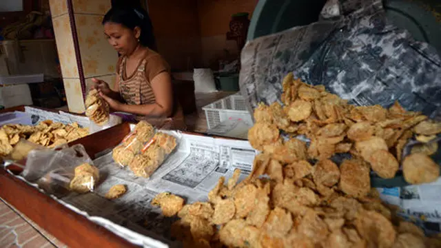Produksi keripik tempe khas Malang. ©2014 merdeka.com/muhammad luthfi rahman