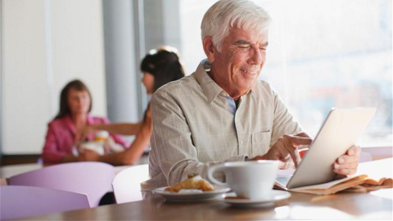 Tablet Bikin Manula Doyan <i>Ngenet</i>