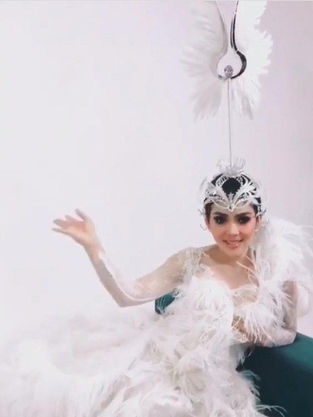 7 Hiasan Kepala Syahrini Berdesain Unik, Ada Bentuk Tudung Saji