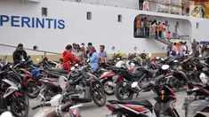 Pemudik mengambil motor usai turun dari KM. Sabuk Nusatara di Pelabuhan Tanjung Priok, Jakarta, Rabu (20/6). Puncak arus balik pemudik di Pelabuhan tersebut diperkirakan akan terjadi H+7 Lebaran atau Sabtu (23/6) mendatang. (Liputan6.com/Faizal Fanani)