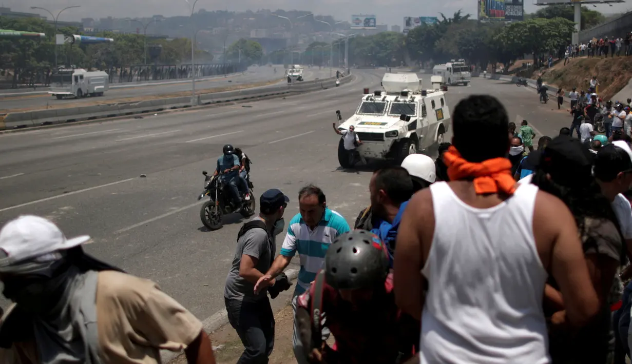 Pengunjuk rasa pendukung oposisi, Luis Alejandro saat ditabrak kendaraan taktis Garda Nasional Venezuela di luar pangkalan militer 'La Carlota' di Caracas, Venezuela (30/4/2019). (Reuters/Ueslei Marcelino)