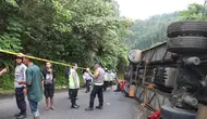 Bus ALS terbalik di Malalak, Agam, Senin (15/4/2024). (Liputan6.com/ ist)