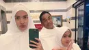 Selama menjalankan ibadah umrah, penampilan Nia dan putrinya mencuri perhatian. Keduanya tampil cantik dengan balutan hijab. [Instagram/ramadhanibakrie]