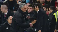 Manajer Manchester United Jose Mourinho (kiri) dan manajer Chelsea Antonio Conte (kanan) saat menemani timnya pada laga di Stamford Bridge, London, 23 Oktober 2016. (AFP/Glyn Kirk)