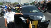 Pengemudi Mengantuk, Mobil Pemudik Tabrak Pembatas Jembatan di Cikampek