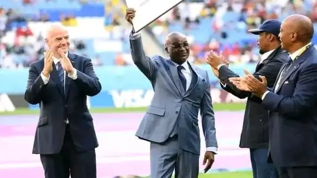 Roger Milla mendapat penghargaan dari FIFA