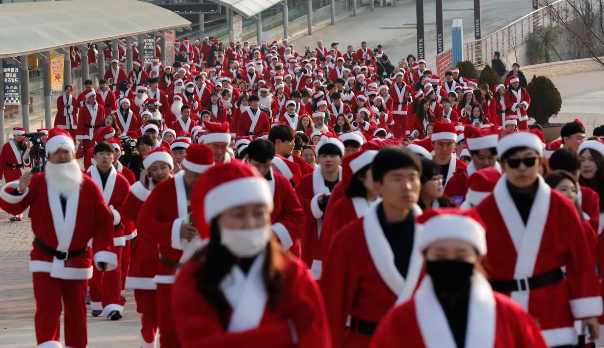 Peserta yang mengenakan kostum Sinterklas mengikuti lomba lari maraton dalam acara Santa Run 2019 di Goyang, Korea Selatan, Sabtu (7/12/2019). Natal menjadi salah satu liburan terbesar yang dirayakan di Korea Selatan. (AP Photo/Lee Jin-man)