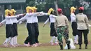 Calon Paskibraka Nasional 2017 mengikuti latihan baris barbaris jelang upacara HUT Kemerdekaan RI di Istana di PPPON, Cibubur, Jakarta Timur, Kamis (10/8). (Liputan6.com/Yoppy Renato)
