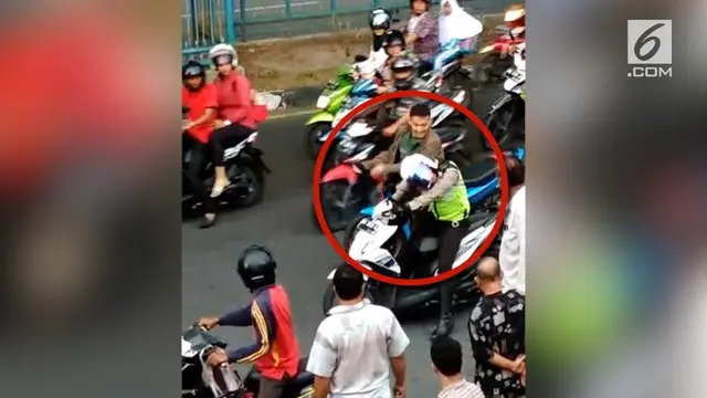 Seorang anggota TNI di kota Pekanbaru yang tidak menggunakan helm ketika berkendara, ditegur oleh anggota Polisi Lantas Polres Pekanbaru