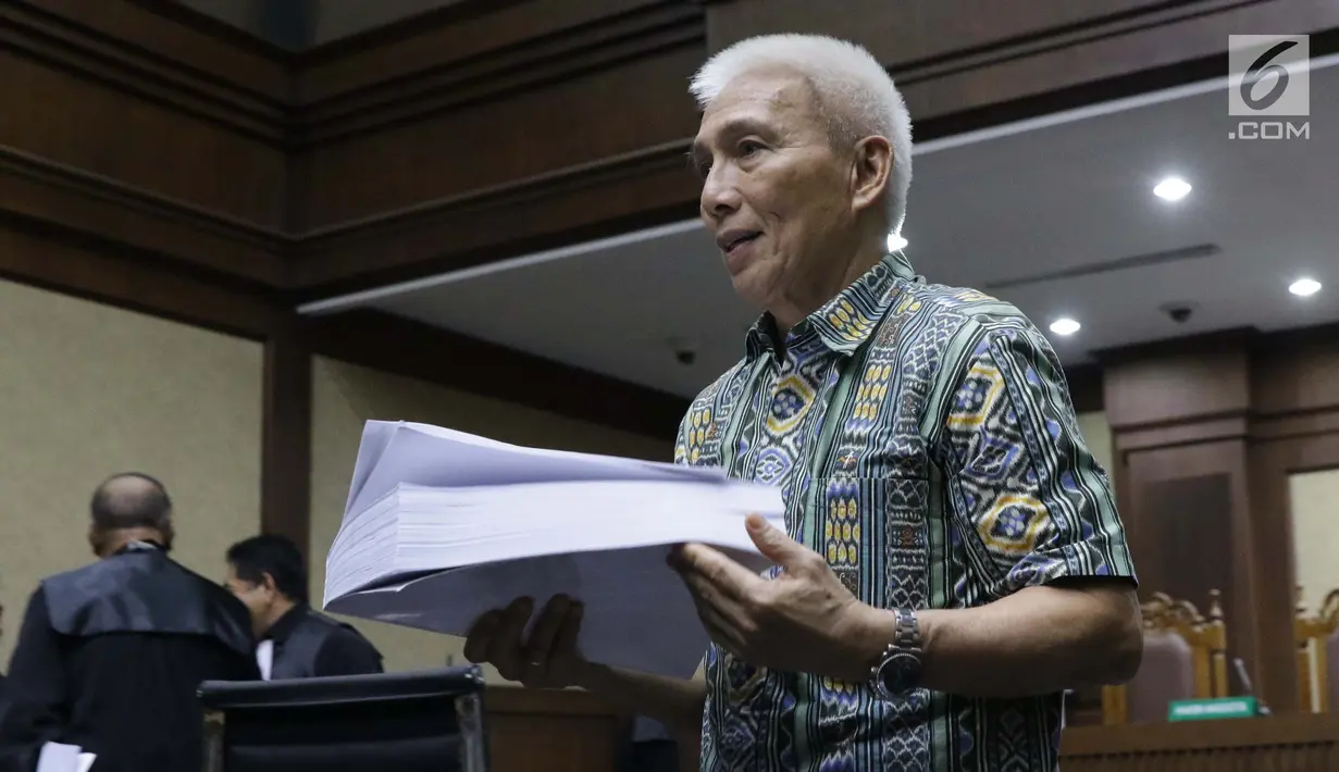 Terdakwa suap dana hibah Kemenpora ke KONI yang juga Bendahara KONI Johnny E Awuy usai menjalani sidang pembacaan tuntutan di Pengadilan Tipikor, Jakarta, Kamis (9/5/2019). JPU KPK menuntut hukuman kepada Johnny dua tahun penjara, denda Rp 100 juta. (Liputan6.com/Helmi Fithriansyah)