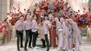 Selain didampingi keluarga, didampingi sahabat tercinta di hari pernikahan tentunya menjadi kebahagiaan tersendiri. Memilih teman terbaik untuk jadi groomsmen di hari bahagianya, terlihat Beni sangat dekat dengan para sahabatnya. Keseruan ketika acara pernikahan pun tercipta saat para groomsmen berpose mengangkat Beni Mulyana saat berfoto di pelaminan. (Liputan6.com/IG/@benimulyanasopian)