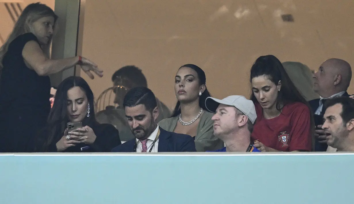 Georgina Rodriguez tentu merasa kecewa meski Portugal pada akhirnya meraih kemenangan besar atas Swiss. Dalam postingan Instagramnya, Georgina menyayangkan tidak bisa menikmati pemain terbaik dunia itu selama 90 menit penuh. (AFP/Patricia De Melo Moreira)