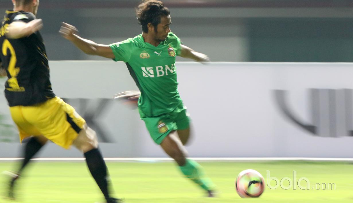 Aksi pemain Bhayangkara FC, Ilham Udin Armayin (kanan) saat melepaskan tembakan melewati adangan pemain Barito Putra pada Liga 1 2017 di Stadion Patriot, Bekasi, Selasa (4/7/2017). Barito menang 1-0. (Bola.com/Nicklas Hanoatubun)