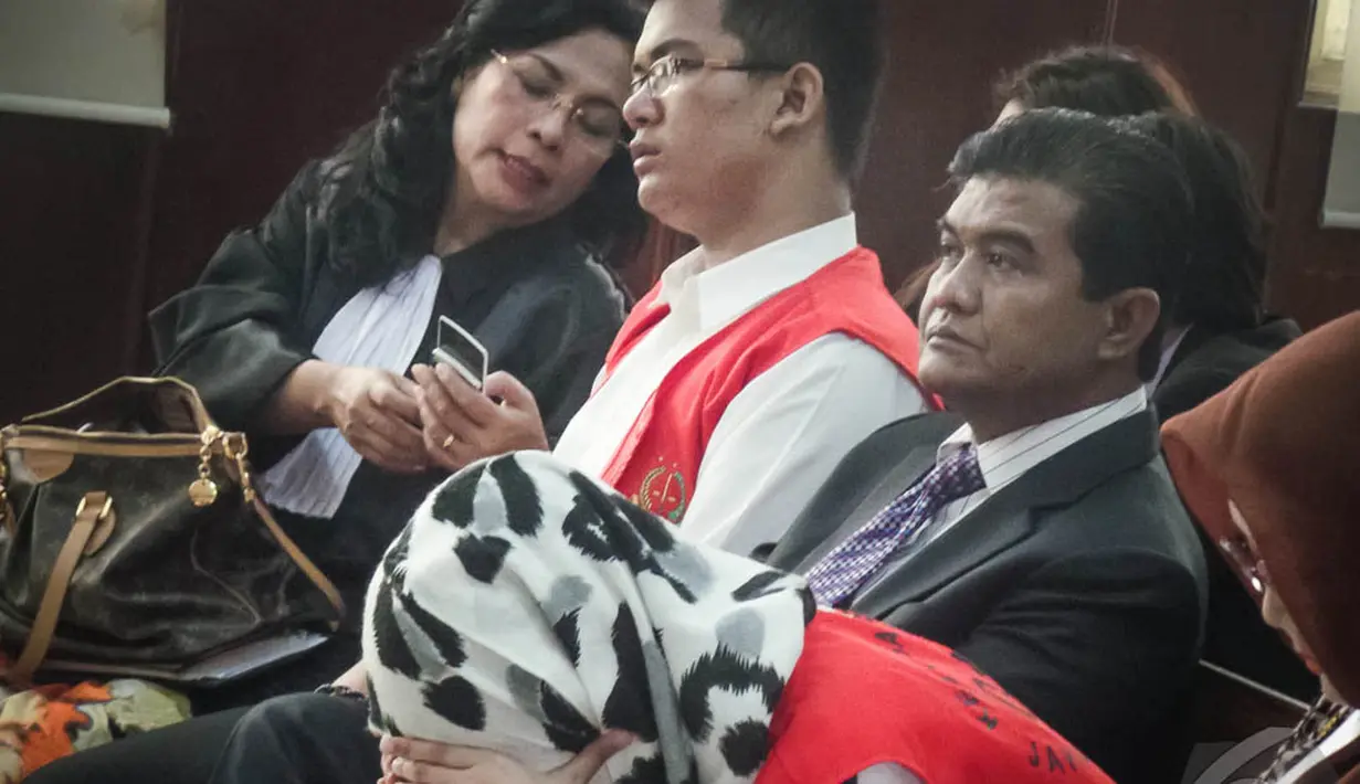 Penasihat hukum terdakwa Ahmad Imam Al Hafitd dan Assyifa Ramadhani mengajukan eksepsi kepada hakim Absoroh, PN Jakpus, Selasa (26/8/2014) (Liputan6.com/Faizal Fanani)
