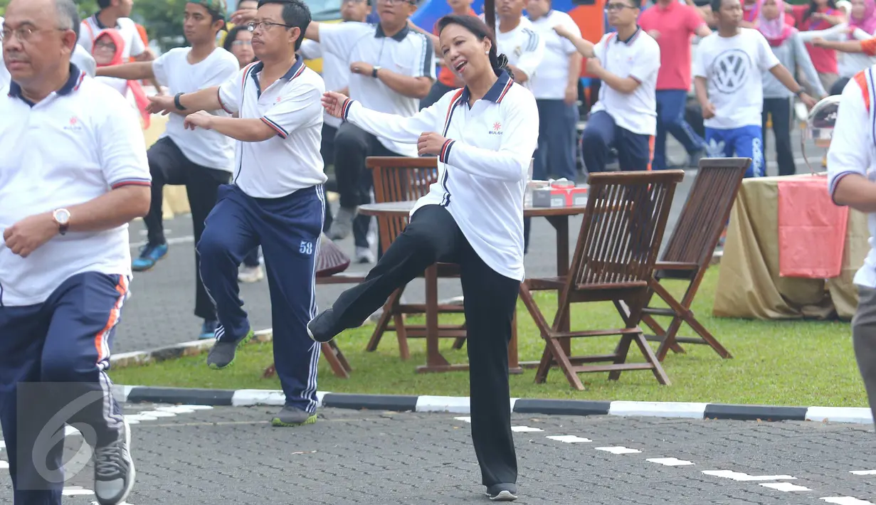 Menteri BUMN Rini Soemarno mengikuti senam ceria bersama ratusan pegawai di Kantor Perum Bulog, Jakarta, Jumat (2/9). Senam bersama ini mengawali kegiatan kampanye daging kerbau sebagai pengganti daging sapi. (Liputan6.com/Angga Yuniar)
